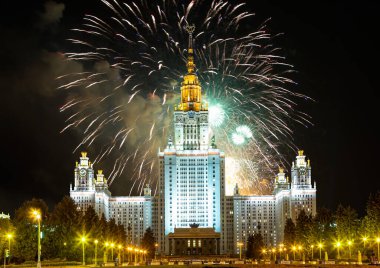 Sparrow Hills 'teki Lomonosov Moskova Devlet Üniversitesi' nde (geceleyin) havai fişek gösterisi, Rusya 'nın ana binası. Rusya 'nın en üst düzey eğitim kurumudur.
