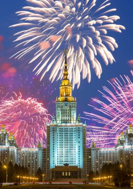 Sparrow Hills 'teki Lomonosov Moskova Devlet Üniversitesi' nde (geceleyin) havai fişek gösterisi, Rusya 'nın ana binası. Rusya 'nın en üst düzey eğitim kurumudur.