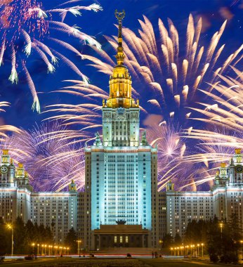 Sparrow Hills 'teki Lomonosov Moskova Devlet Üniversitesi' nde (geceleyin) havai fişek gösterisi, Rusya 'nın ana binası. Rusya 'nın en üst düzey eğitim kurumudur.