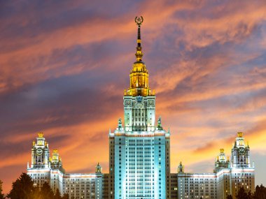 Sparrow Hills 'teki Lomonosov Moskova Devlet Üniversitesi (güzel bir günbatımının arka planında), Rusya' nın ana binası. Rusya 'nın en üst düzey eğitim kurumudur.