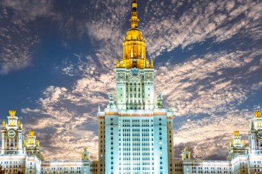 Sparrow Hills 'teki Lomonosov Moskova Devlet Üniversitesi (güzel bir günbatımının arka planında), Rusya' nın ana binası. Rusya 'nın en üst düzey eğitim kurumudur.