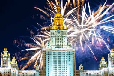 Sparrow Hills 'teki Lomonosov Moskova Devlet Üniversitesi' nde (geceleyin) havai fişek gösterisi, Rusya 'nın ana binası. Rusya 'nın en üst düzey eğitim kurumudur.