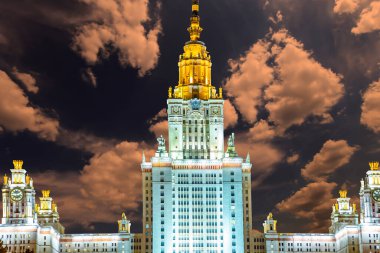 Sparrow Hills 'teki Lomonosov Moskova Devlet Üniversitesi (güzel bir günbatımının arka planında), Rusya' nın ana binası. Rusya 'nın en üst düzey eğitim kurumudur.