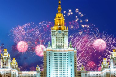 Sparrow Hills 'teki Lomonosov Moskova Devlet Üniversitesi' nde (geceleyin) havai fişek gösterisi, Rusya 'nın ana binası. Rusya 'nın en üst düzey eğitim kurumudur.