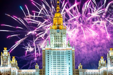 Sparrow Hills 'teki Lomonosov Moskova Devlet Üniversitesi' nde (geceleyin) havai fişek gösterisi, Rusya 'nın ana binası. Rusya 'nın en üst düzey eğitim kurumudur.
