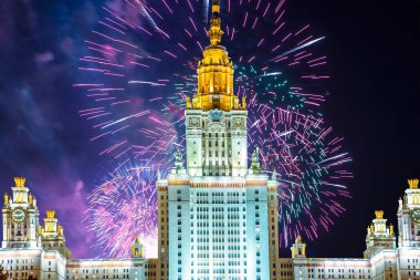Sparrow Hills 'teki Lomonosov Moskova Devlet Üniversitesi' nde (geceleyin) havai fişek gösterisi, Rusya 'nın ana binası. Rusya 'nın en üst düzey eğitim kurumudur.