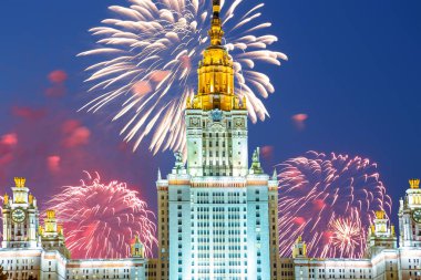 Sparrow Hills 'teki Lomonosov Moskova Devlet Üniversitesi' nde (geceleyin) havai fişek gösterisi, Rusya 'nın ana binası. Rusya 'nın en üst düzey eğitim kurumudur.