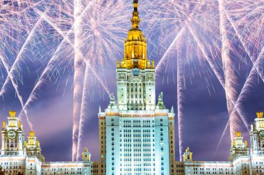 Sparrow Hills 'teki Lomonosov Moskova Devlet Üniversitesi' nde (geceleyin) havai fişek gösterisi, Rusya 'nın ana binası. Rusya 'nın en üst düzey eğitim kurumudur.