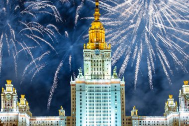 Sparrow Hills 'teki Lomonosov Moskova Devlet Üniversitesi' nde (geceleyin) havai fişek gösterisi, Rusya 'nın ana binası. Rusya 'nın en üst düzey eğitim kurumudur.