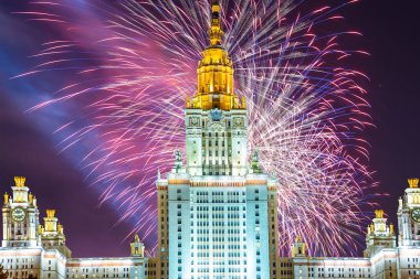 Sparrow Hills 'teki Lomonosov Moskova Devlet Üniversitesi' nde (geceleyin) havai fişek gösterisi, Rusya 'nın ana binası. Rusya 'nın en üst düzey eğitim kurumudur.