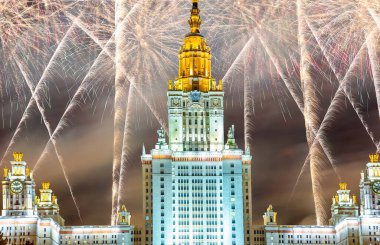Sparrow Hills 'teki Lomonosov Moskova Devlet Üniversitesi' nde (geceleyin) havai fişek gösterisi, Rusya 'nın ana binası. Rusya 'nın en üst düzey eğitim kurumudur.