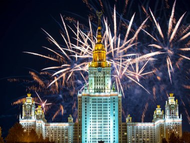 Sparrow Hills 'teki Lomonosov Moskova Devlet Üniversitesi' nde (geceleyin) havai fişek gösterisi, Rusya 'nın ana binası. Rusya 'nın en üst düzey eğitim kurumudur.