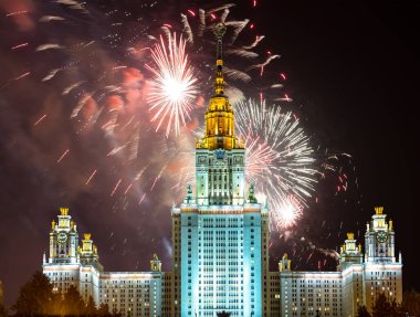 Sparrow Hills 'teki Lomonosov Moskova Devlet Üniversitesi' nde (geceleyin) havai fişek gösterisi, Rusya 'nın ana binası. Rusya 'nın en üst düzey eğitim kurumudur.