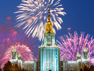 Sparrow Hills 'teki Lomonosov Moskova Devlet Üniversitesi' nde (geceleyin) havai fişek gösterisi, Rusya 'nın ana binası. Rusya 'nın en üst düzey eğitim kurumudur.