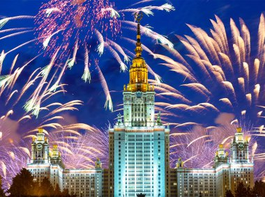 Sparrow Hills 'teki Lomonosov Moskova Devlet Üniversitesi' nde (geceleyin) havai fişek gösterisi, Rusya 'nın ana binası. Rusya 'nın en üst düzey eğitim kurumudur.