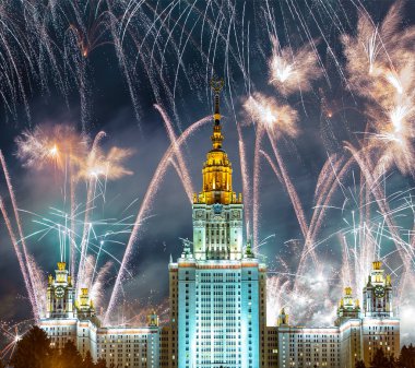 Sparrow Hills 'teki Lomonosov Moskova Devlet Üniversitesi' nde (geceleyin) havai fişek gösterisi, Rusya 'nın ana binası. Rusya 'nın en üst düzey eğitim kurumudur.
