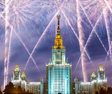 Sparrow Hills 'teki Lomonosov Moskova Devlet Üniversitesi' nde (geceleyin) havai fişek gösterisi, Rusya 'nın ana binası. Rusya 'nın en üst düzey eğitim kurumudur.