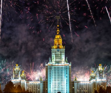 Sparrow Hills 'teki Lomonosov Moskova Devlet Üniversitesi' nde (geceleyin) havai fişek gösterisi, Rusya 'nın ana binası. Rusya 'nın en üst düzey eğitim kurumudur.