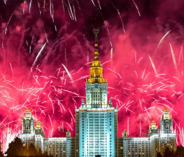 Sparrow Hills 'teki Lomonosov Moskova Devlet Üniversitesi' nde (geceleyin) havai fişek gösterisi, Rusya 'nın ana binası. Rusya 'nın en üst düzey eğitim kurumudur.