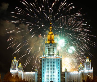 Sparrow Hills 'teki Lomonosov Moskova Devlet Üniversitesi' nde (geceleyin) havai fişek gösterisi, Rusya 'nın ana binası. Rusya 'nın en üst düzey eğitim kurumudur.