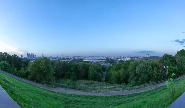 スパロウ ヒルズやヴォロボヴィイ ゴリー展望台からの中央モスクワのパノラマの景色は モスクワ川の85 海抜200 Mの急な岸にあります モスクワロシア — ストック写真