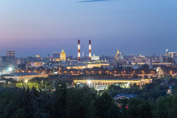 从Sparrow Hills或Vorobyovy Gory的日落观景平台俯瞰莫斯科中部 位于莫斯科河上游85米的陡峭河岸 或海拔200米 俄罗斯 — 图库照片