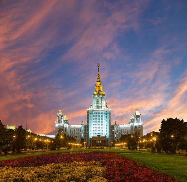 ロモノソフモスクワ州立大学スパロウヒルズ 美しい夕日を背景に ロシア 最高位のロシア教育機関である — ストック写真