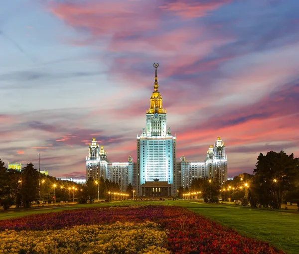 ロモノソフモスクワ州立大学スパロウヒルズ 美しい夕日を背景に ロシア 最高位のロシア教育機関である — ストック写真