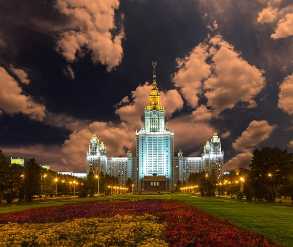 ロモノソフモスクワ州立大学スパロウヒルズ 美しい夕日を背景に ロシア 最高位のロシア教育機関である — ストック写真