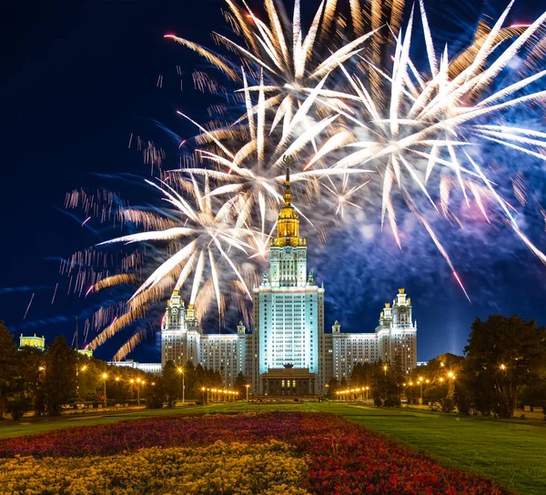 Sparrow Hills 'teki Lomonosov Moskova Devlet Üniversitesi' nde (geceleyin) havai fişek gösterisi, Rusya 'nın ana binası. Rusya 'nın en üst düzey eğitim kurumudur.