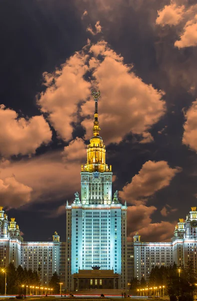 罗蒙诺索夫莫斯科州立大学斯派洛山上 背景美丽的日落 主建筑 俄罗斯 它是俄罗斯最高级别的教育机构 — 图库照片