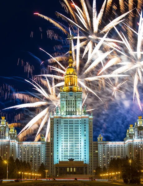 Sparrow Hills 'teki Lomonosov Moskova Devlet Üniversitesi' nde (geceleyin) havai fişek gösterisi, Rusya 'nın ana binası. Rusya 'nın en üst düzey eğitim kurumudur.
