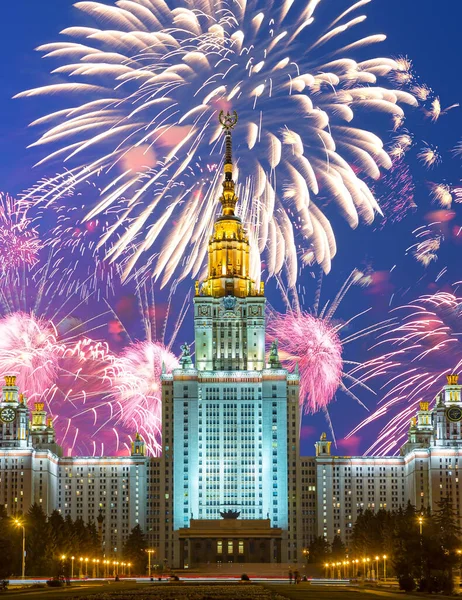 Sparrow Hills 'teki Lomonosov Moskova Devlet Üniversitesi' nde (geceleyin) havai fişek gösterisi, Rusya 'nın ana binası. Rusya 'nın en üst düzey eğitim kurumudur.