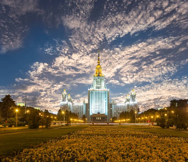 ロモノソフモスクワ州立大学スパロウヒルズ 美しい夕日を背景に ロシア 最高位のロシア教育機関である — ストック写真