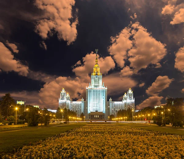 ロモノソフモスクワ州立大学スパロウヒルズ 美しい夕日を背景に ロシア 最高位のロシア教育機関である — ストック写真