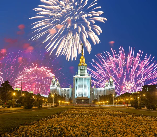スパロウヒルズ ロシアのロモノソフモスクワ州立大学の花火 最高位のロシア教育機関である — ストック写真