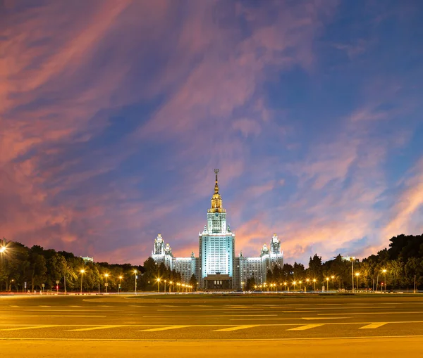 ロモノソフモスクワ州立大学スパロウヒルズ 美しい夕日を背景に ロシア 最高位のロシア教育機関である — ストック写真