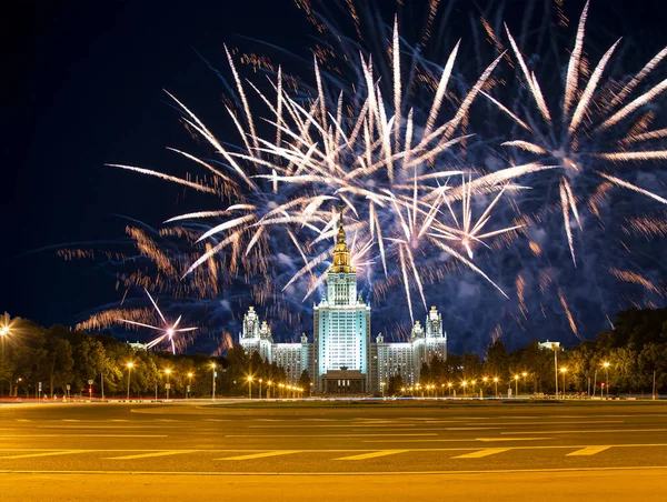 Sparrow Hills 'teki Lomonosov Moskova Devlet Üniversitesi' nde (geceleyin) havai fişek gösterisi, Rusya 'nın ana binası. Rusya 'nın en üst düzey eğitim kurumudur. 
