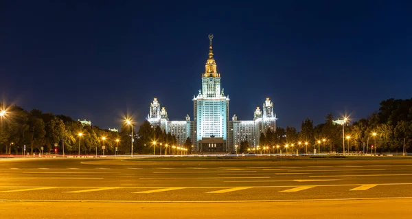 ロモノソフモスクワ州立大学スパロウヒルズ 美しい夕日を背景に ロシア 最高位のロシア教育機関である — ストック写真