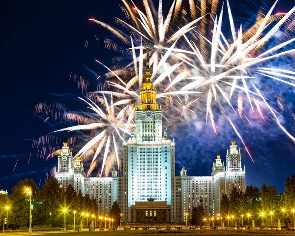Sparrow Hills 'teki Lomonosov Moskova Devlet Üniversitesi' nde (geceleyin) havai fişek gösterisi, Rusya 'nın ana binası. Rusya 'nın en üst düzey eğitim kurumudur.