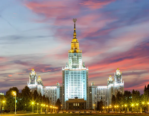罗蒙诺索夫莫斯科州立大学斯派洛山上 背景美丽的日落 主建筑 俄罗斯 它是俄罗斯最高级别的教育机构 — 图库照片