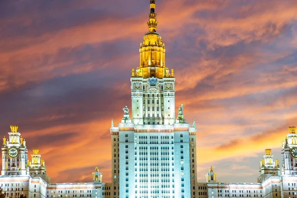 Sparrow Hills 'teki Lomonosov Moskova Devlet Üniversitesi (güzel bir günbatımının arka planında), Rusya' nın ana binası. Rusya 'nın en üst düzey eğitim kurumudur.