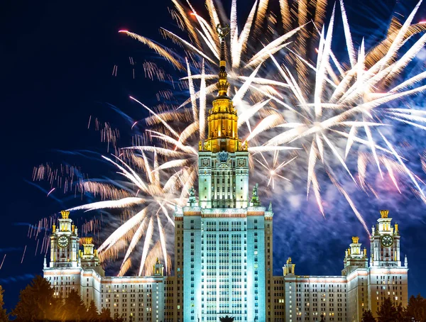Sparrow Hills 'teki Lomonosov Moskova Devlet Üniversitesi' nde (geceleyin) havai fişek gösterisi, Rusya 'nın ana binası. Rusya 'nın en üst düzey eğitim kurumudur.