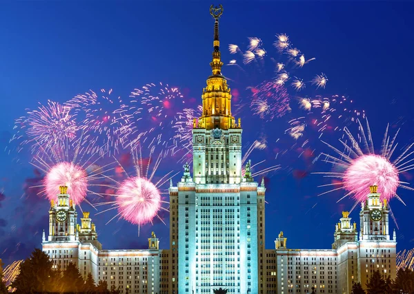 Sparrow Hills 'teki Lomonosov Moskova Devlet Üniversitesi' nde (geceleyin) havai fişek gösterisi, Rusya 'nın ana binası. Rusya 'nın en üst düzey eğitim kurumudur.