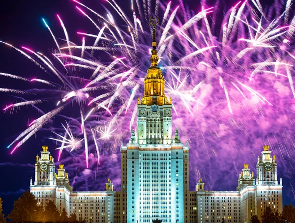 Sparrow Hills 'teki Lomonosov Moskova Devlet Üniversitesi' nde (geceleyin) havai fişek gösterisi, Rusya 'nın ana binası. Rusya 'nın en üst düzey eğitim kurumudur.