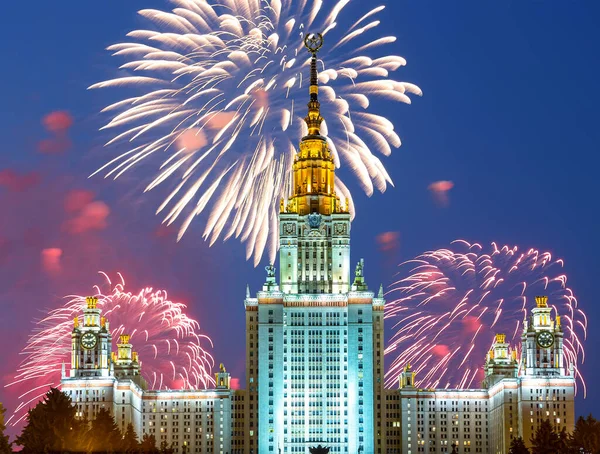 Sparrow Hills 'teki Lomonosov Moskova Devlet Üniversitesi' nde (geceleyin) havai fişek gösterisi, Rusya 'nın ana binası. Rusya 'nın en üst düzey eğitim kurumudur.