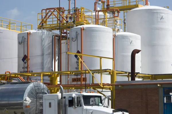 Kemisk Industri Storage Tank Och Tanker Truck Industrianläggningar — Stockfoto