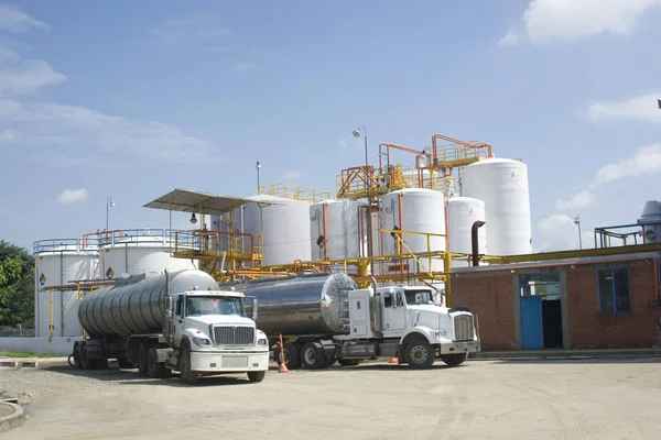 Industria Química Tanque Almacenamiento Camión Cisterna Planta Industrial — Foto de Stock