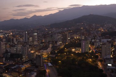 Şehir gece, gece Modern kentsel şehir havadan görünümü