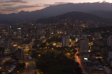 Şehir gece, gece Modern kentsel şehir havadan görünümü